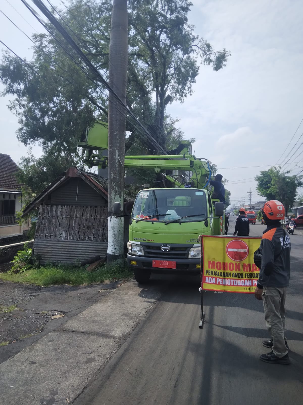 Antisipasi Kerawanan, Tim DLH Gerak Cepat Tangani Ranting Tumbang Di Atas Rumah