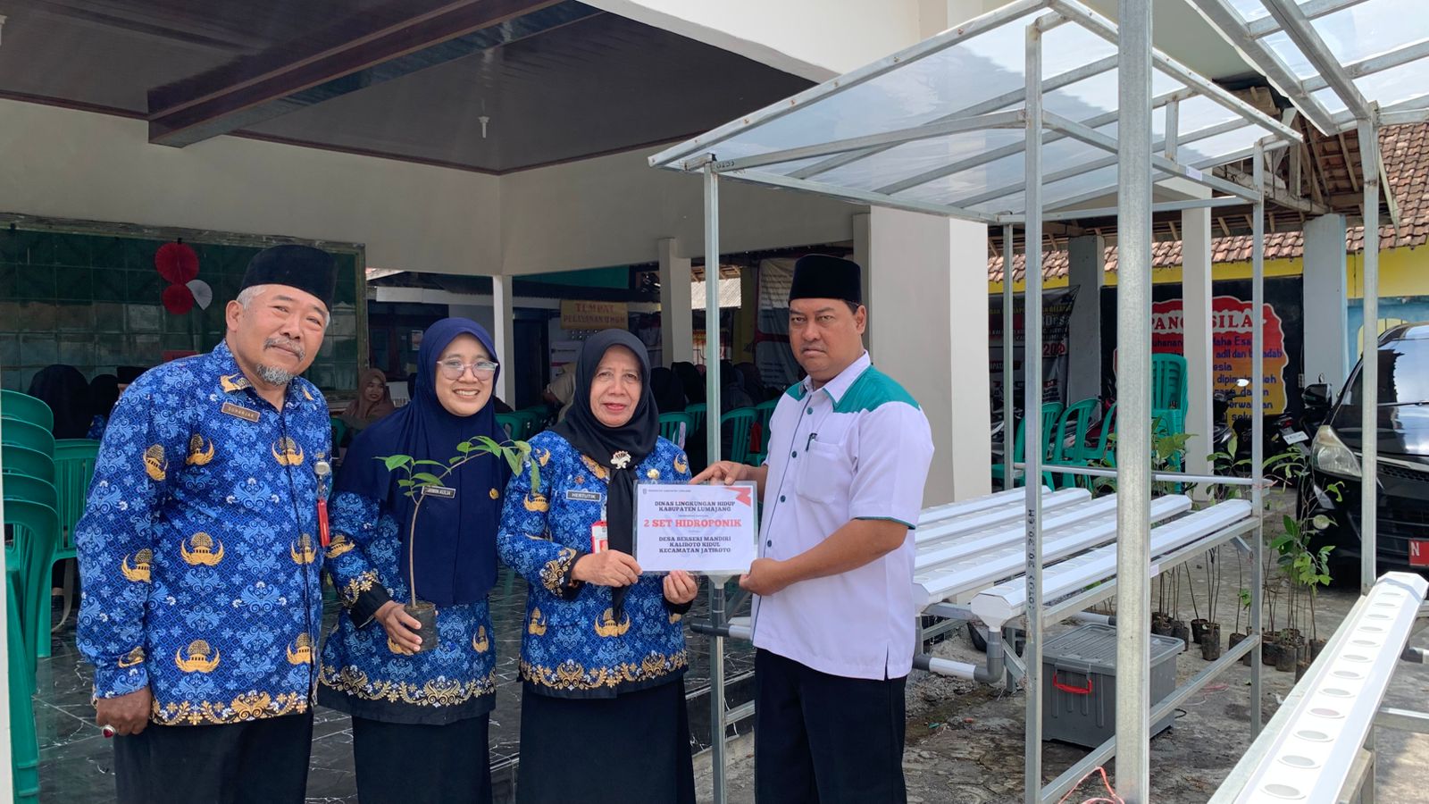 DLH Lumajang Serahkan Bantuan Hidroponik dan Bibit Pohon kepada Desa Kaliboto Kidul