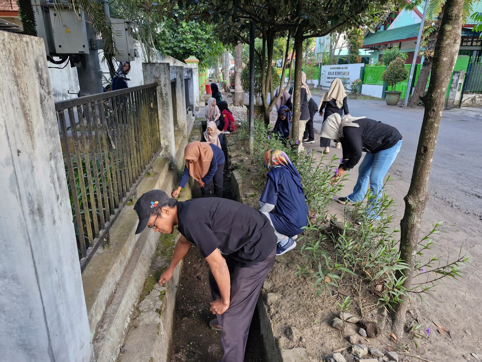 Seluruh Pegawai DLH Lumajang Laksanakan Jumat Bersih di Lingkungan Kantor