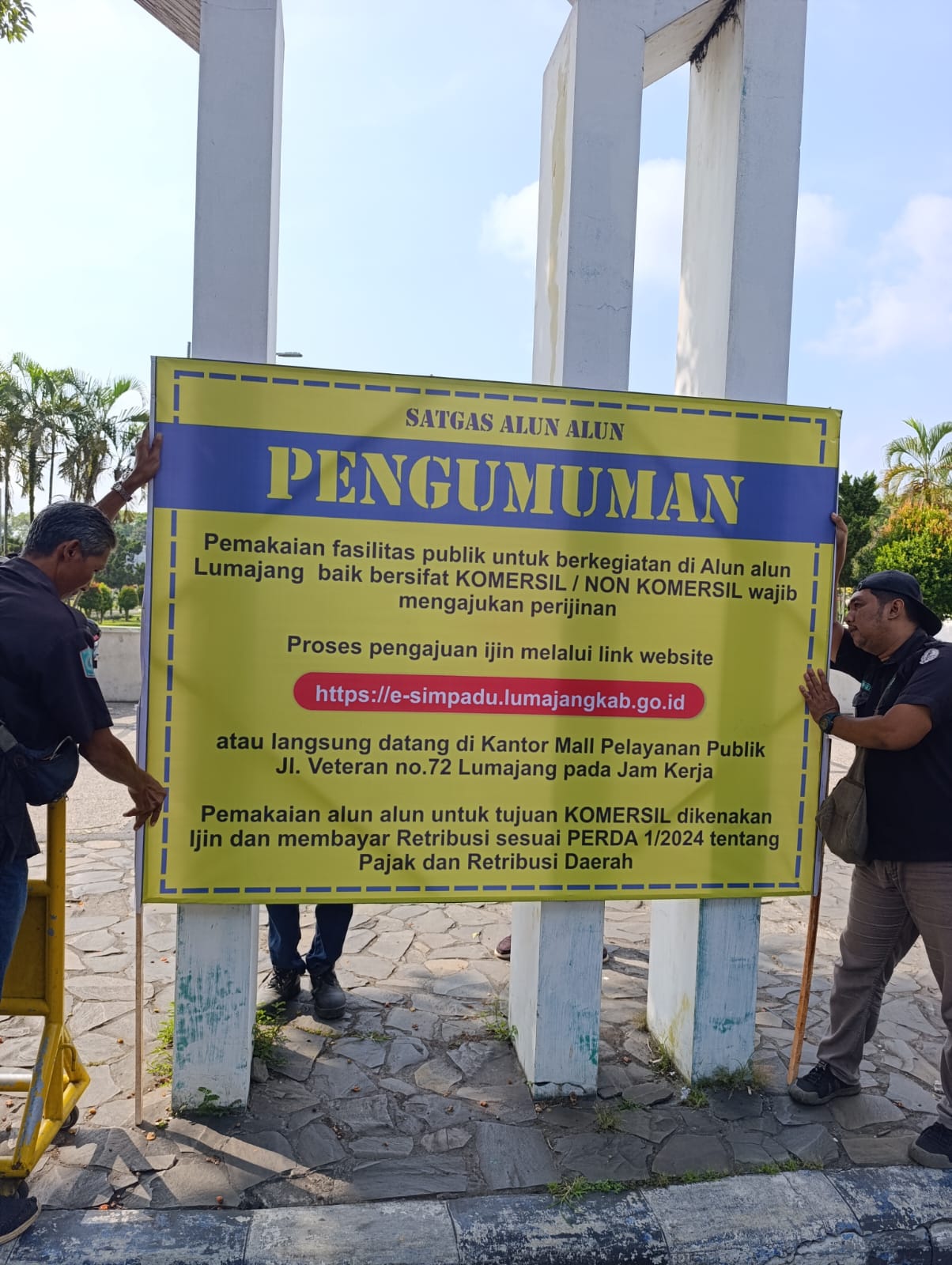 Sosialisasi Perizinan Kegiatan di Alun-Alun Lumajang, Satgas Pasang Papan Pengumuman