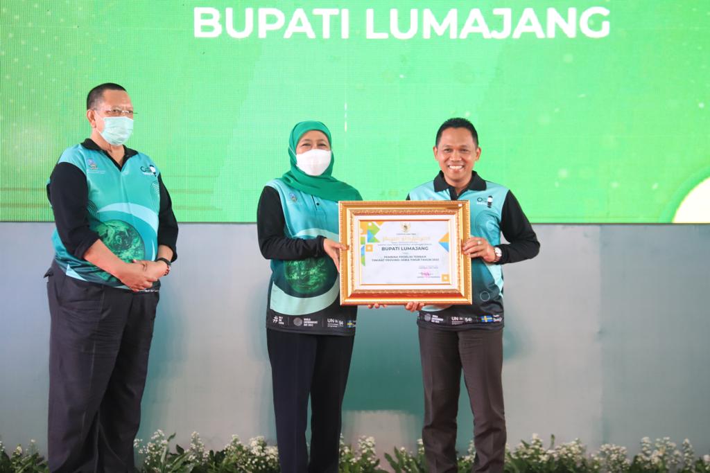 Penyerahan Penghargaan Program Kampung Iklim oleh DLH Jatim, Lumajang Tuai Prestasi