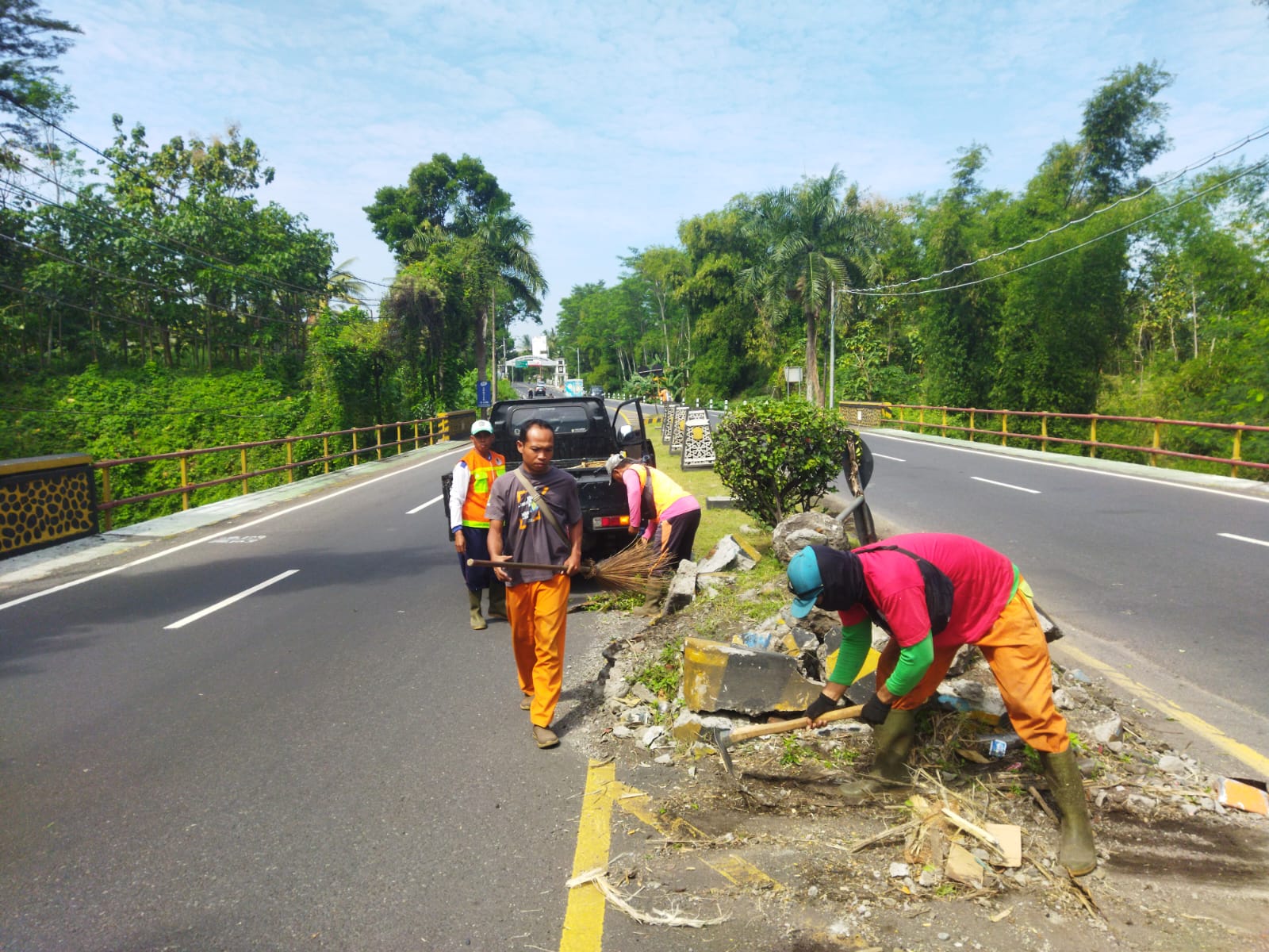 Percantik Gerbang Masuk, DLH Bersihkan Taman dan Tugu Perbatasan Lumajang