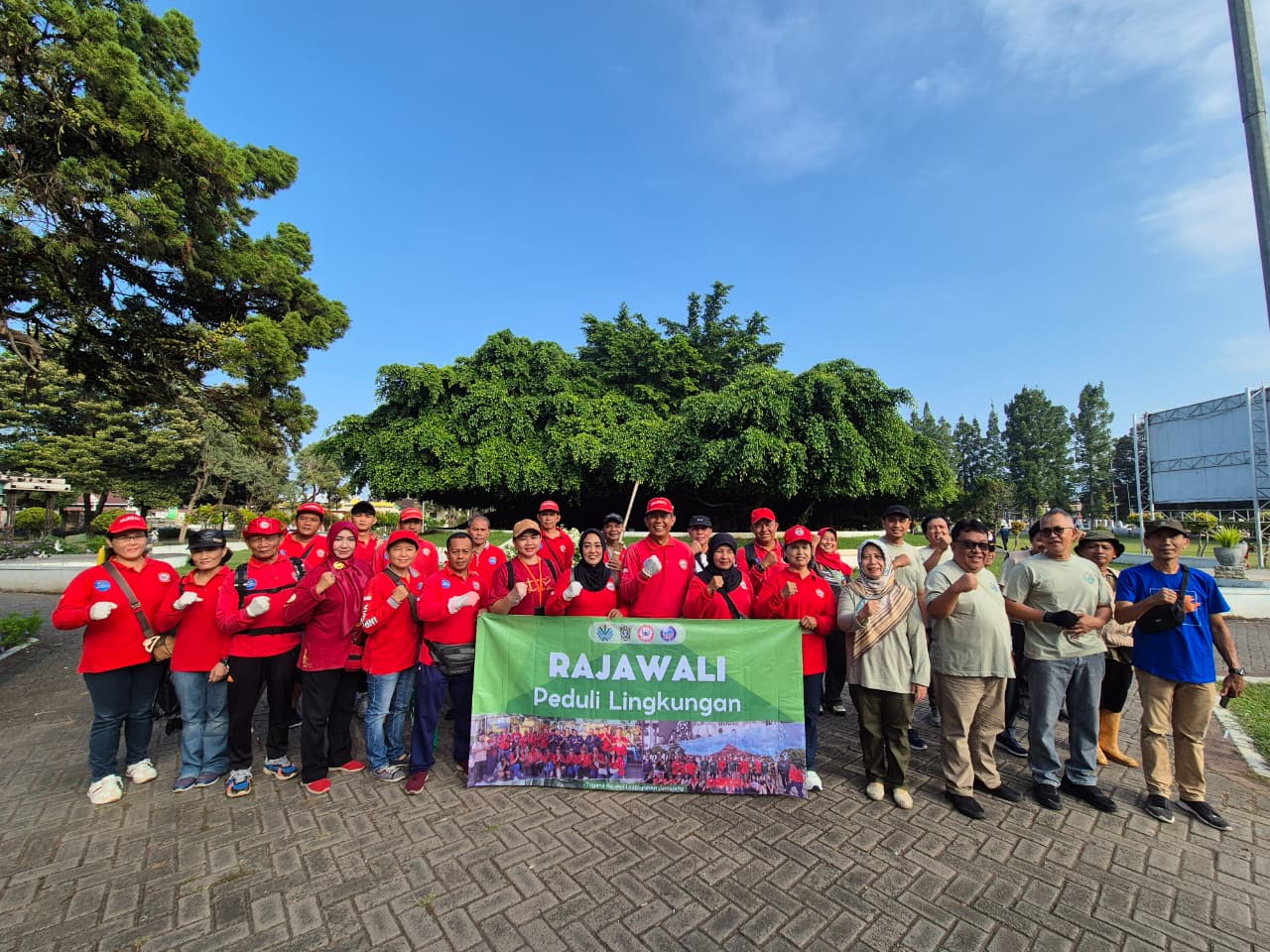 Aksi Bersih Alun-alun, DLH Lumajang bersama Tagana Rajawali Ajak Masyarakat Peduli Lingkungan