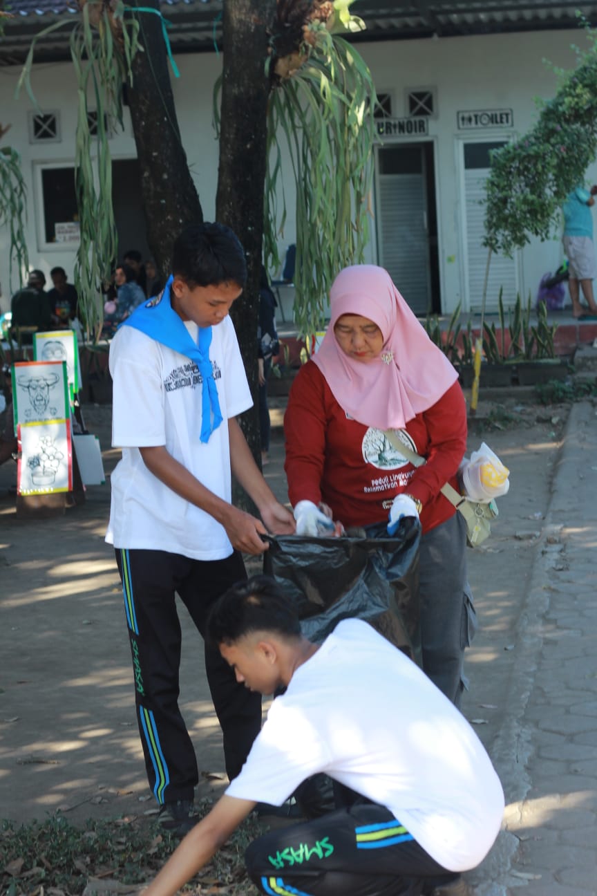Kolaborasi DLH Lumajang dan BEM ITB Widyagama Ruwat Rawat Lingkungan