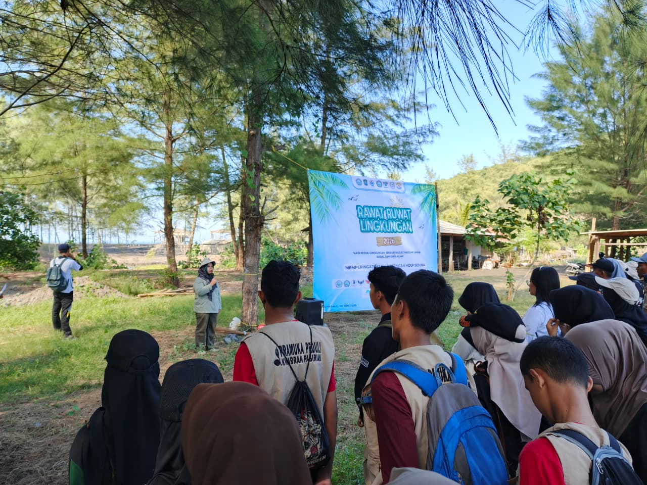 Pantai Dampar Makin Dilirik Peselancar Asing, DLH Lumajang Dorong Pariwisata Berkelanjutan Lewat Aksi Bersih Pantai