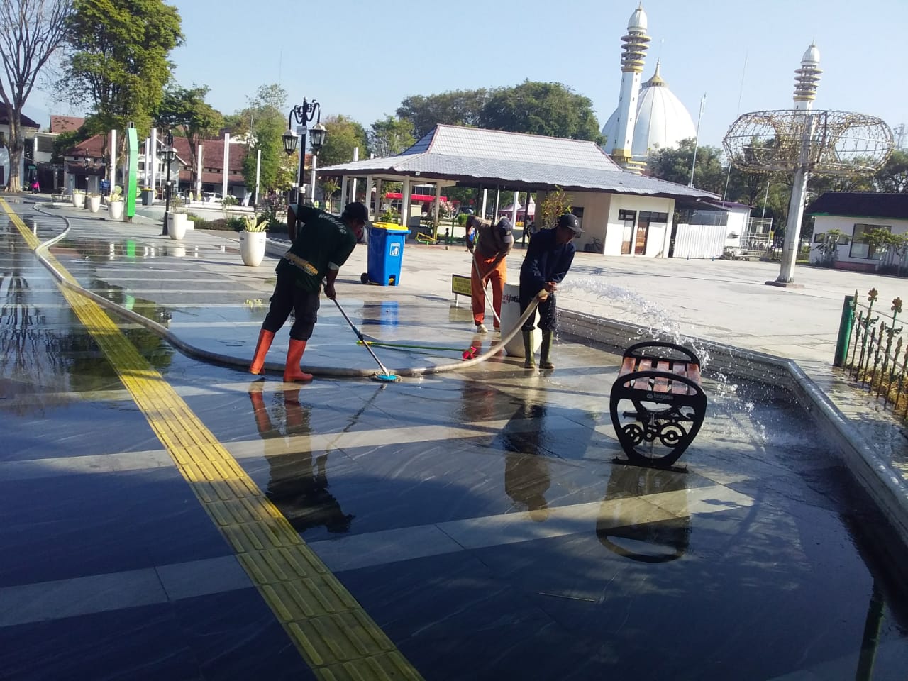 DLH Lumajang Lakukan Pembersihan Menyeluruh Kawasan Alun-Alun
