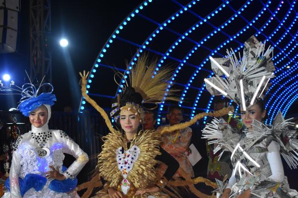 Ajang Fashion Show Busana Daur Ulang Meriahkan HPSN Kabupaten Lumajang