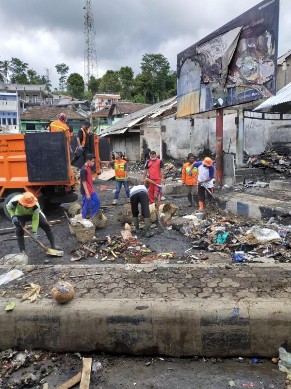 Tim Sapu Bersih DLH Langsung Evakuasi Bekas Kebakaran Pasar Pronojiwo